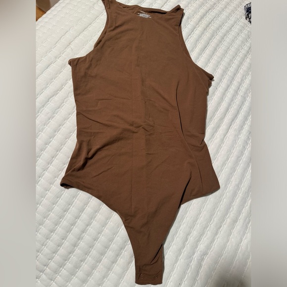 SKIMS FITS EVERYBODY HIGH NECK BODYSUIT Sienna  S small New without tags $60 - Picture 6 of 7